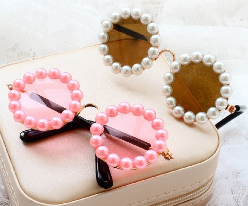 Occhiale gioiello tondo con perle rosa o bianche per cani gatti e animali domestici.