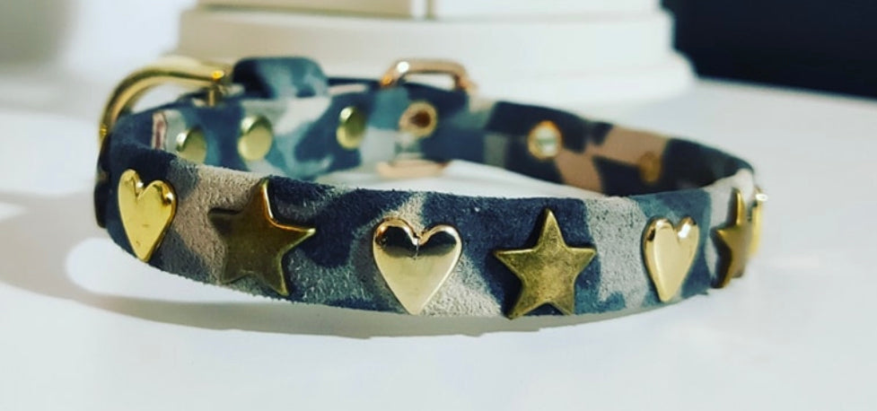 Camouflage collar in raw leather and studs. Luxury accessories for your pet.
