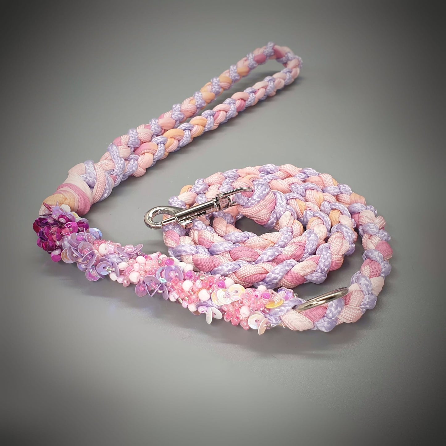 Exclusive hand-woven collar and leash set with application of pallets and beads. Luxury accessories for your Pet.