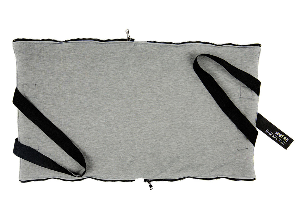 Super chic travel mat/bag with pouch for objects. Luxury accessories for dogs, cats and pets.