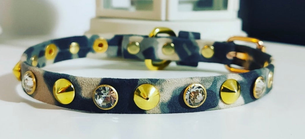 Camouflage collar in raw leather and studs. Luxury accessories for your pet.