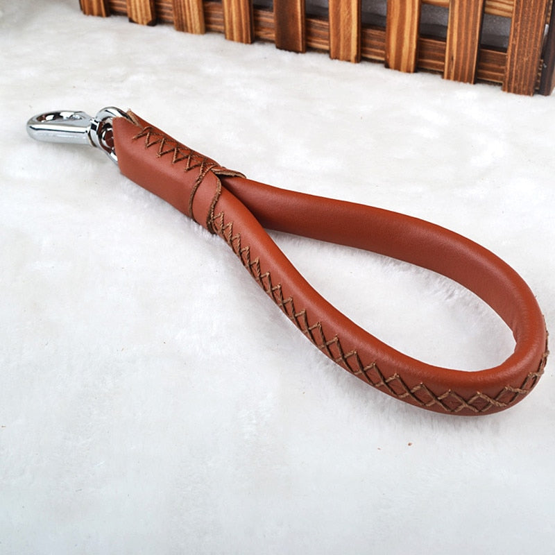High quality leather short leash for large and giant dogs. Luxury chic accessories and clothing for dogs, cats and pets.