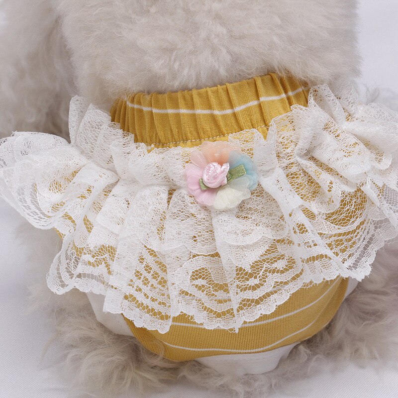 Elegant hygienic panty in 100% cotton and lace flounces for your Princess. Elegant accessories for dogs, cats and pets.