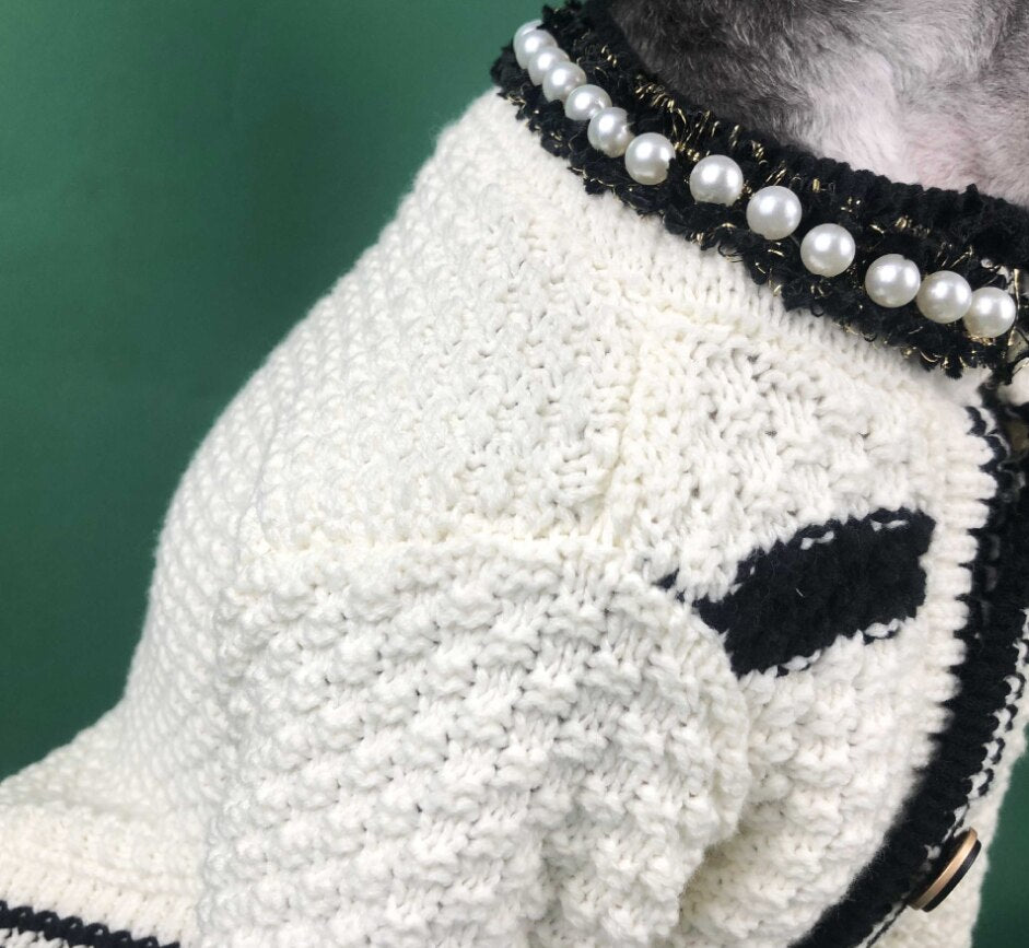 Giacca con giro di perle sul colletto , lavorata a maglia di alta qualità con spilla cameo. Abbigliamento chic di lusso per il tuo Pet.