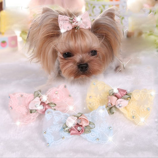 Fiocco per capelli in pizzo con strass e roselline in raso . Accessori e abbigliamento chic e di lusso per cani, gatti e animali domestici.