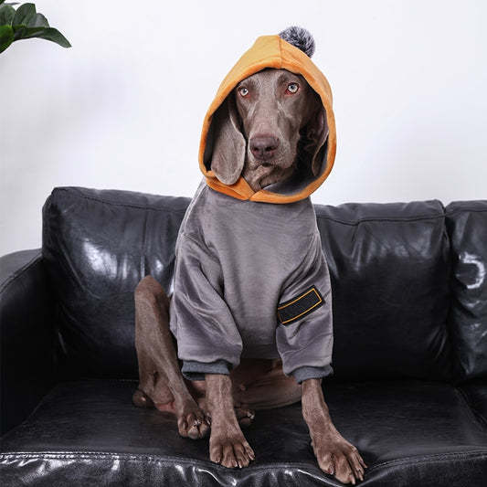 Felpa con cappuccio per cani di grandi dimensioni in pelle scamosciata calda ed invernale. Abbigliamento chic di lusso per cani grandi taglie.