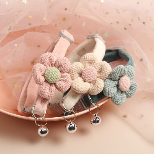 Collarino per cuccioli con fiori e coniglietti colorati. Abbigliamento chic di lusso per il tuo Pet.